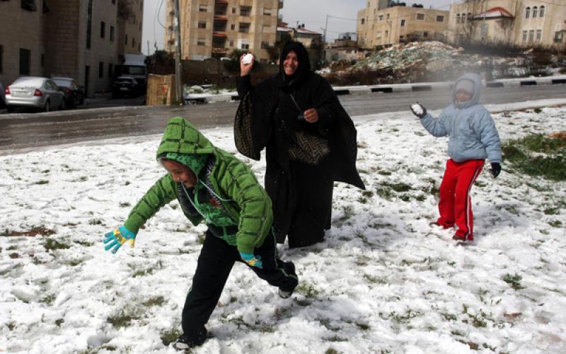 بالصور.. متعة اللعب بالثلوج في الضفة المحتلة