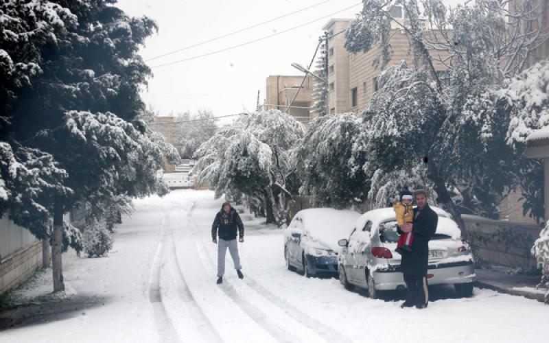 بالصور.. متعة اللعب بالثلوج في الضفة المحتلة