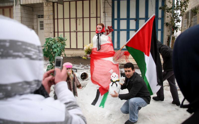 بالصور.. متعة اللعب بالثلوج في الضفة المحتلة
