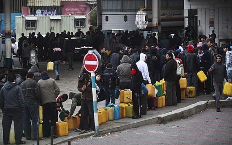 بالصور.. معاناة الغزيين جراء نفاذ الوقود