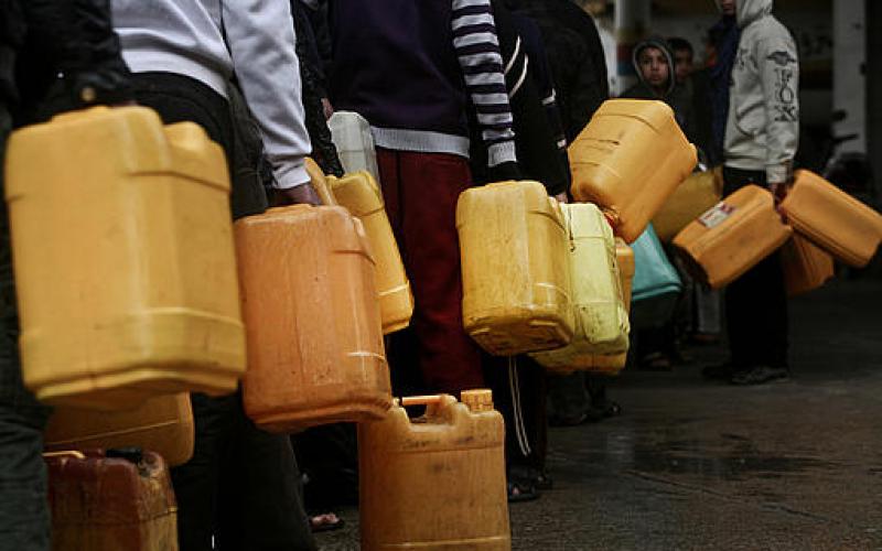 بالصور.. معاناة الغزيين جراء نفاذ الوقود