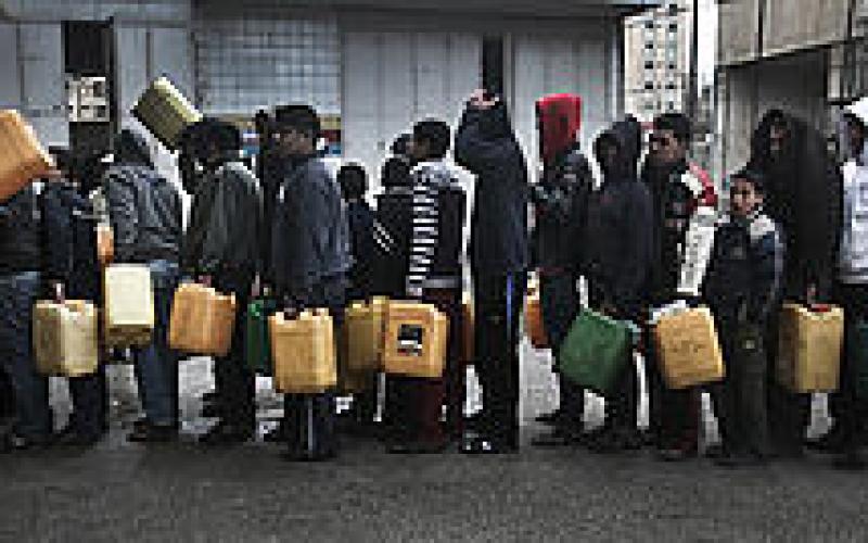 بالصور.. معاناة الغزيين جراء نفاذ الوقود