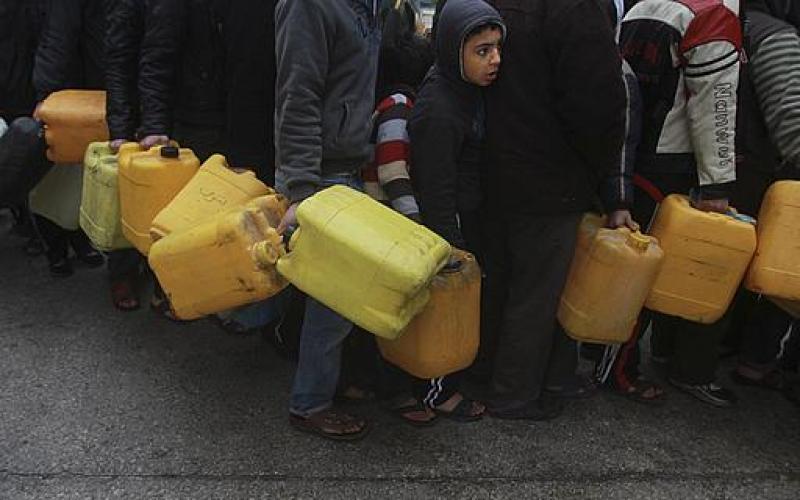 بالصور.. معاناة الغزيين جراء نفاذ الوقود