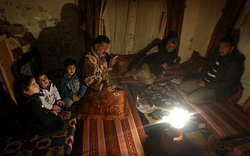 بالصور.. معاناة الغزيين جراء نفاذ الوقود