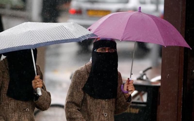 صحف .. قنابل في البريد ونساء استراليا