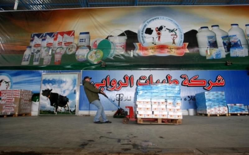 صور.. استيراد الألبان والبضائع لقطاع غزة
