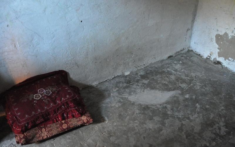 بالصور.. مأساة عائلة يحاصرها الضيق والمرض