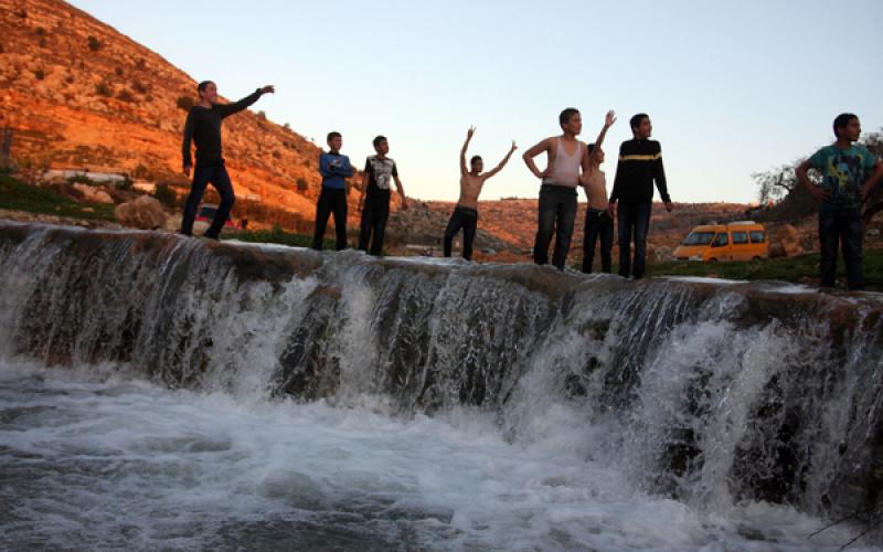 صور..أطفال يسبحون بـ "عين قينيا" قرب رام الله