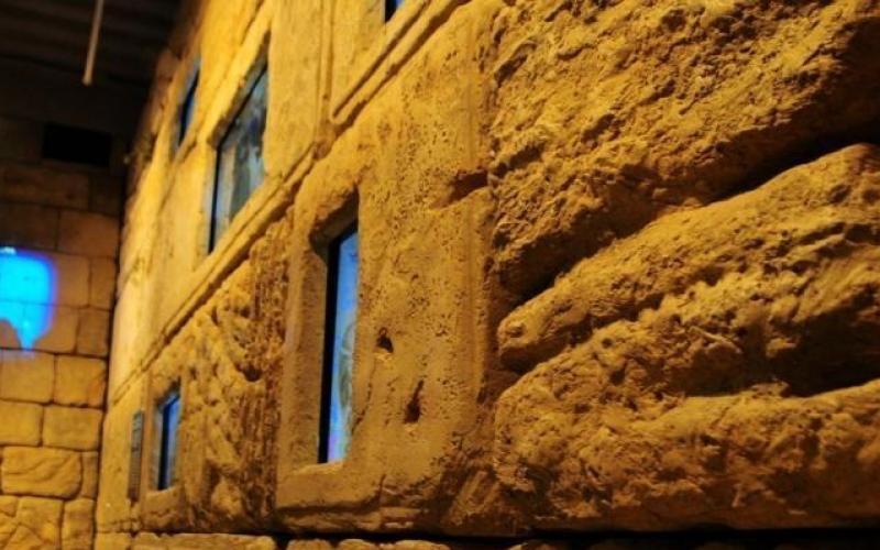 بالصور...منظمة صهيونية تبني مجسماً  كبيراً لحائط البراق