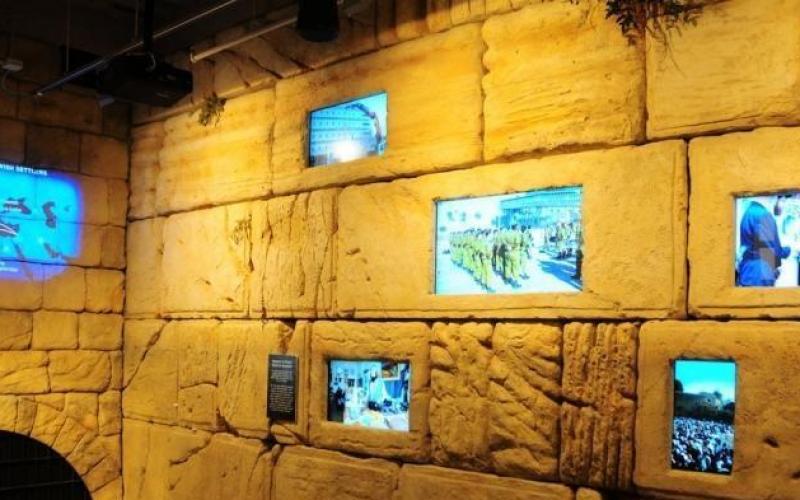 بالصور...منظمة صهيونية تبني مجسماً  كبيراً لحائط البراق