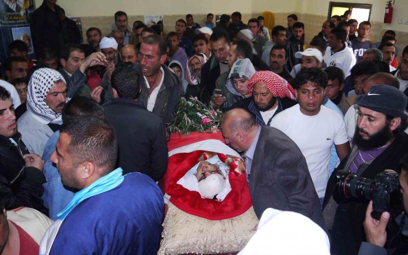 بالصور.. الآلاف يشيعون الشهيد أبو عرام بالخليل