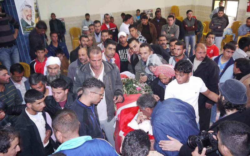 بالصور.. الآلاف يشيعون الشهيد أبو عرام بالخليل
