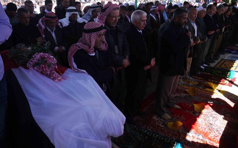 بالصور.. الآلاف يشيعون الشهيد أبو عرام بالخليل