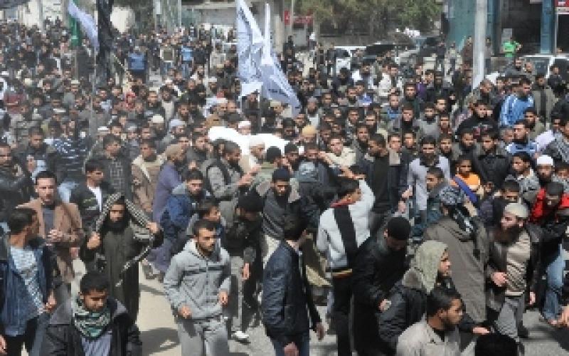 بالصور.. الآلاف يودعون القيسي بينهم ابنه ووالده