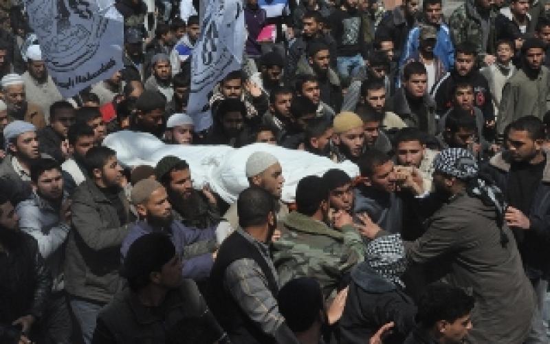 بالصور.. الآلاف يودعون القيسي بينهم ابنه ووالده