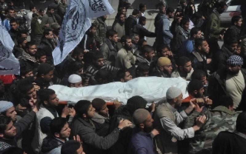 بالصور.. الآلاف يودعون القيسي بينهم ابنه ووالده