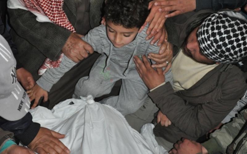 بالصور.. الآلاف يودعون القيسي بينهم ابنه ووالده