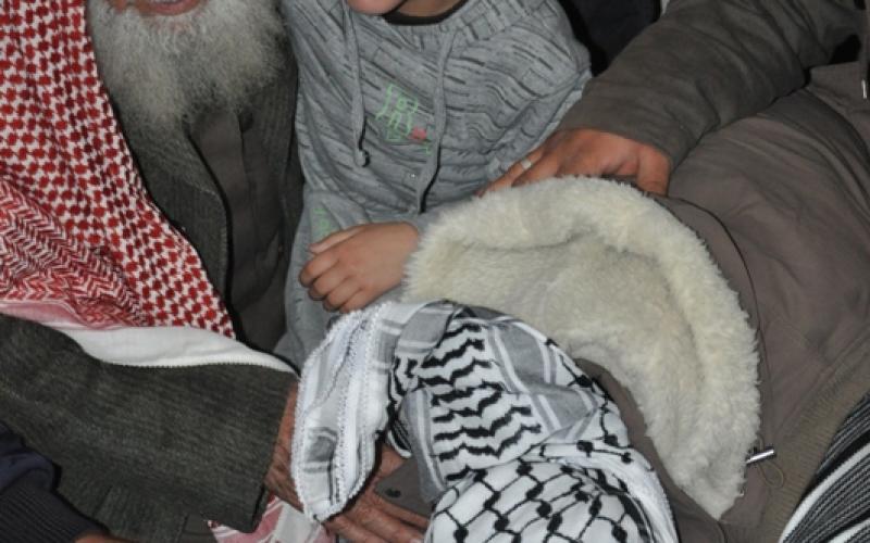 بالصور.. الآلاف يودعون القيسي بينهم ابنه ووالده