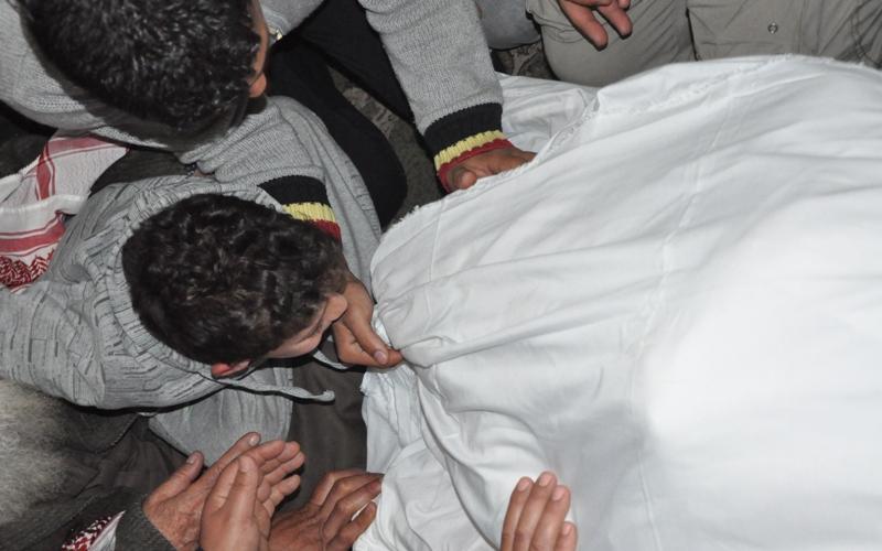 بالصور.. الآلاف يودعون القيسي بينهم ابنه ووالده