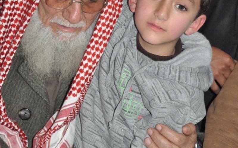 بالصور.. الآلاف يودعون القيسي بينهم ابنه ووالده