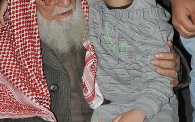 بالصور.. الآلاف يودعون القيسي بينهم ابنه ووالده
