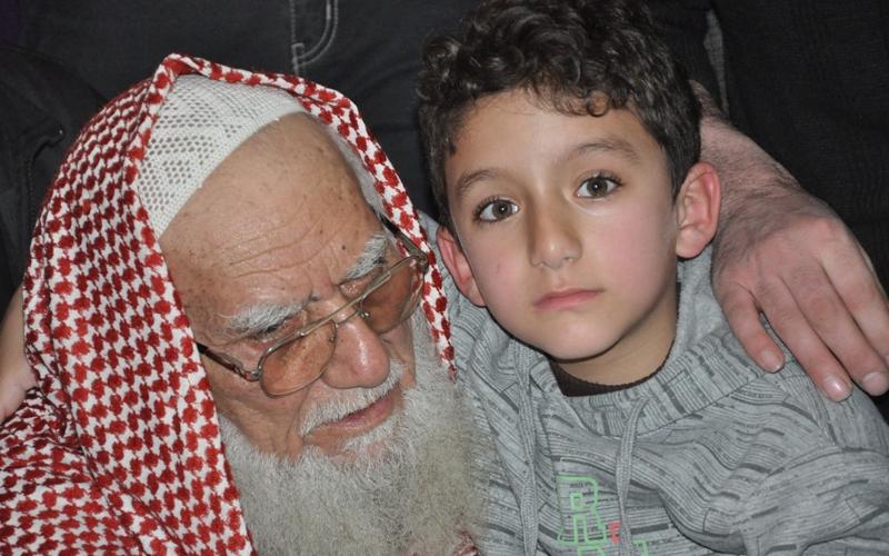 بالصور.. الآلاف يودعون القيسي بينهم ابنه ووالده
