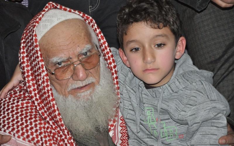 بالصور.. الآلاف يودعون القيسي بينهم ابنه ووالده