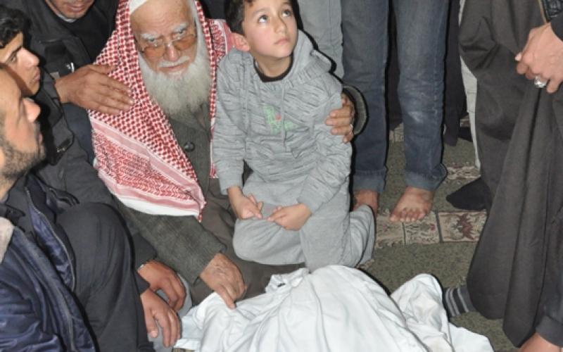 بالصور.. الآلاف يودعون القيسي بينهم ابنه ووالده