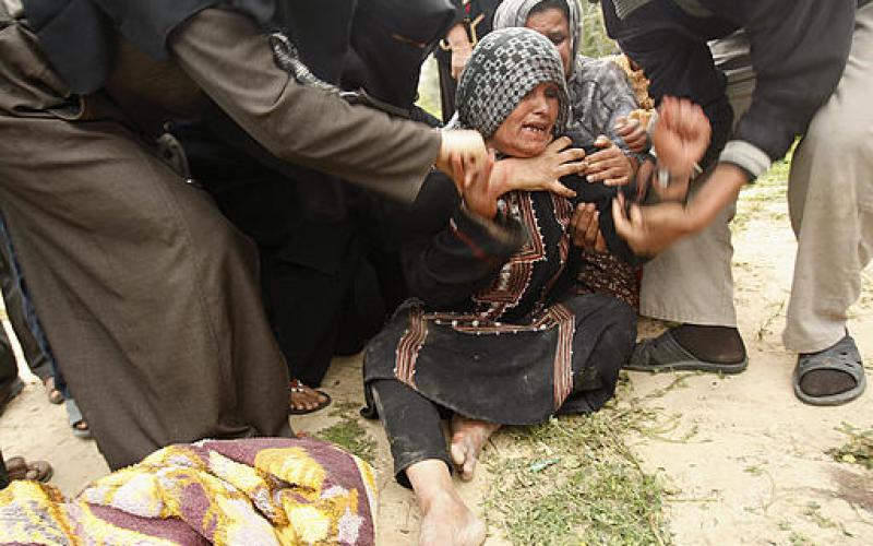 صور مؤلمة..ذوي شهيد يبكونه مكان استشهاده