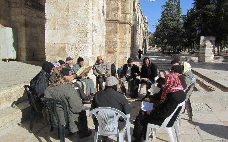 بالصور..صهاينة يدنسون قدسية الأقصى