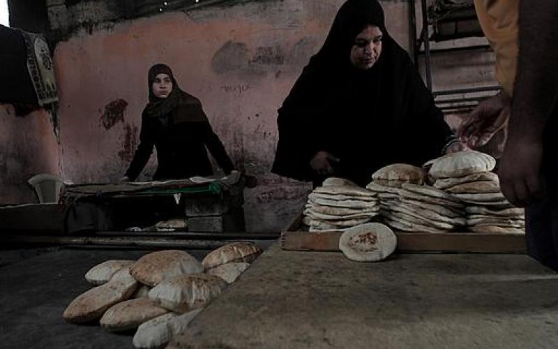 صور.. مواطنون يخبزون في "فرن الطين" برفح