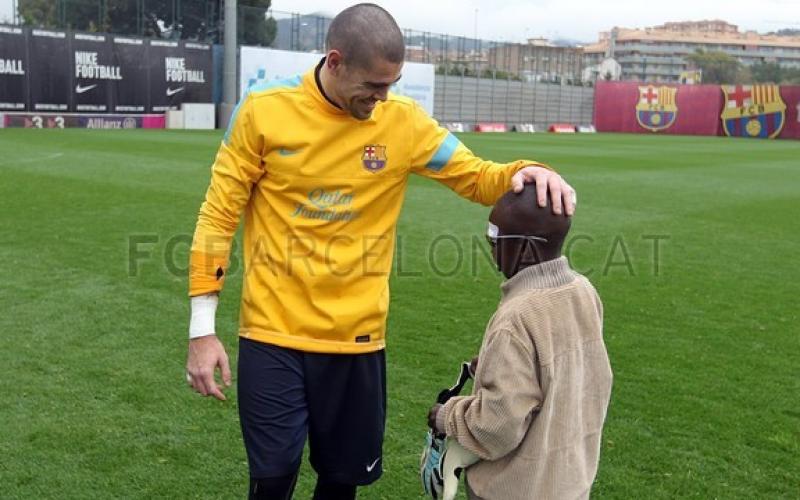 صور: لاعبو برشلونة يرسمون البهجة على وجه طفل كفيف