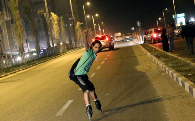 صور: التدرب على رياضة "السكيت" بغزة
