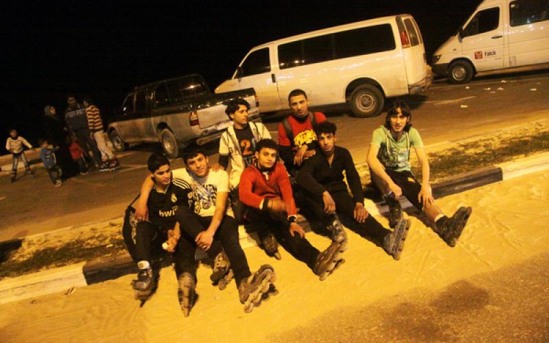 صور: التدرب على رياضة "السكيت" بغزة