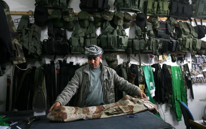 صور: حياكة بزات عسكرية في غزة