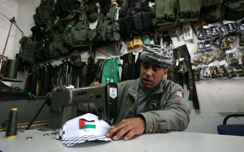 صور: حياكة بزات عسكرية في غزة