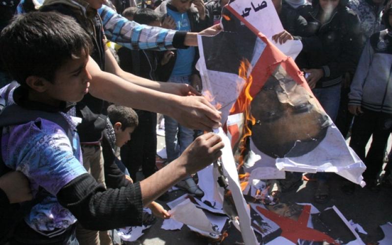 بالصور: "حماس" تنظم وقفة احتجاجية على زيارة أوباما