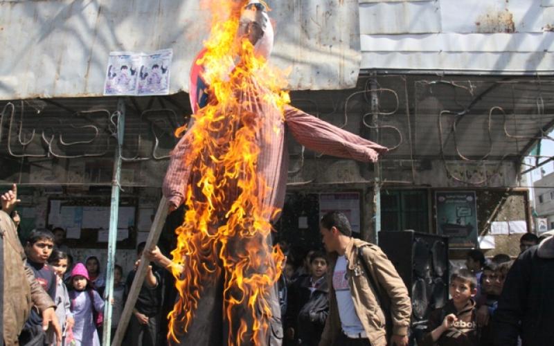 بالصور: "حماس" تنظم وقفة احتجاجية على زيارة أوباما