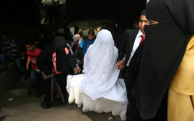 صور: عروس تدخل غزة عبر الأنفاق
