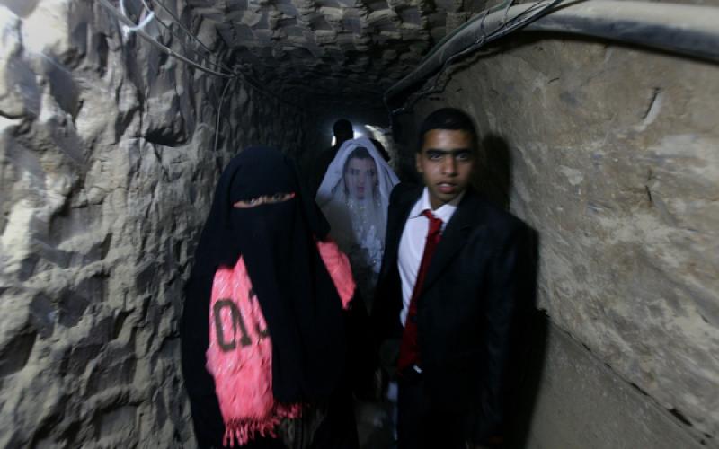 صور: عروس تدخل غزة عبر الأنفاق