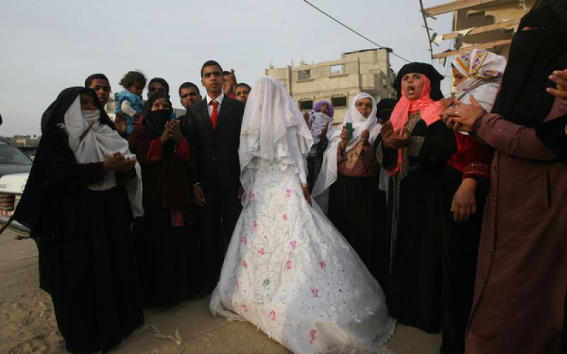 صور: عروس تدخل غزة عبر الأنفاق