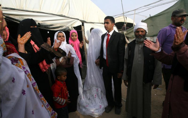 صور: عروس تدخل غزة عبر الأنفاق