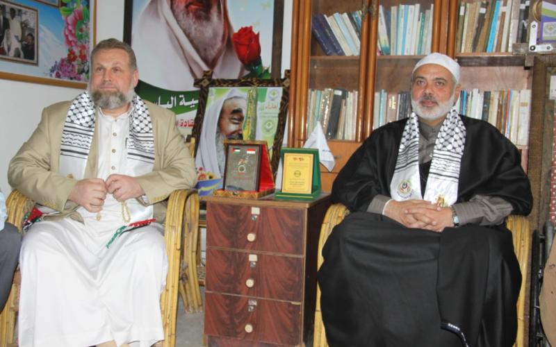 بالصور: هنية بين ذوي "الشيخ" في ذكراه التاسعة