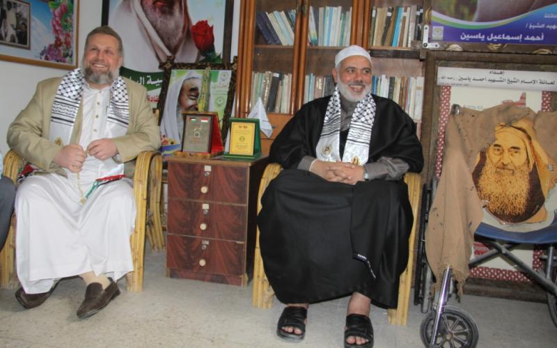 بالصور: هنية بين ذوي "الشيخ" في ذكراه التاسعة