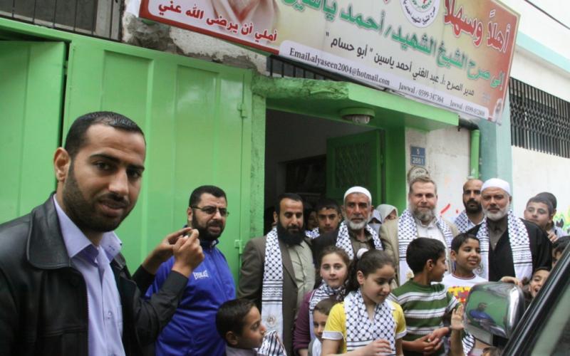 بالصور: هنية بين ذوي "الشيخ" في ذكراه التاسعة