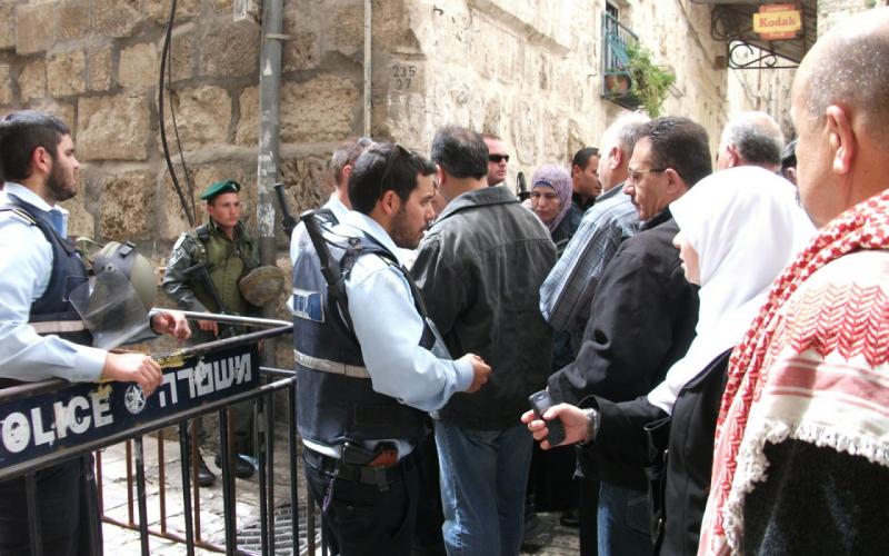 صور: مئات المقدسيين يؤدون الجمعة في شوارع القدس‎