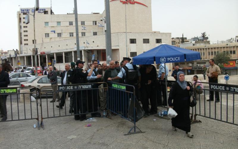 صور: مئات المقدسيين يؤدون الجمعة في شوارع القدس‎