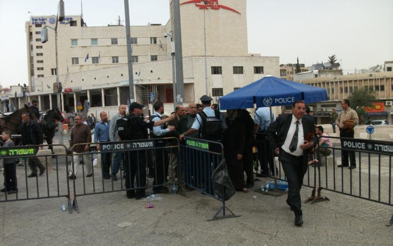 صور: مئات المقدسيين يؤدون الجمعة في شوارع القدس‎