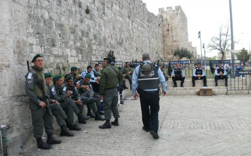 صور: مئات المقدسيين يؤدون الجمعة في شوارع القدس‎