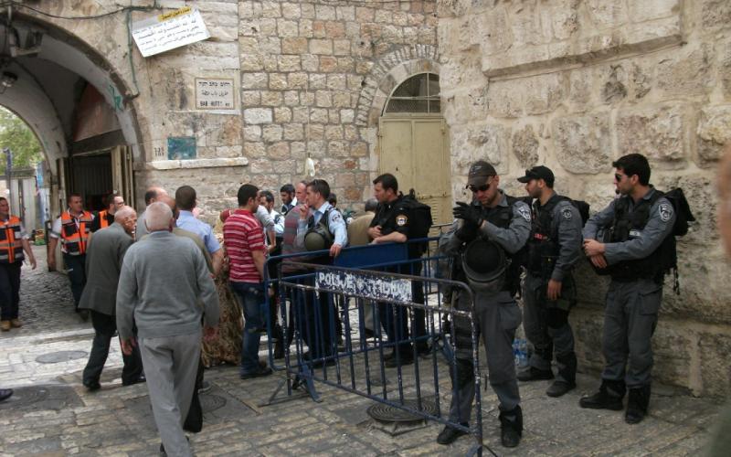 صور: مئات المقدسيين يؤدون الجمعة في شوارع القدس‎